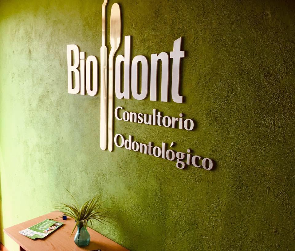 Recepción de Biodont Consultorio Odontológico con el logo en la pared
